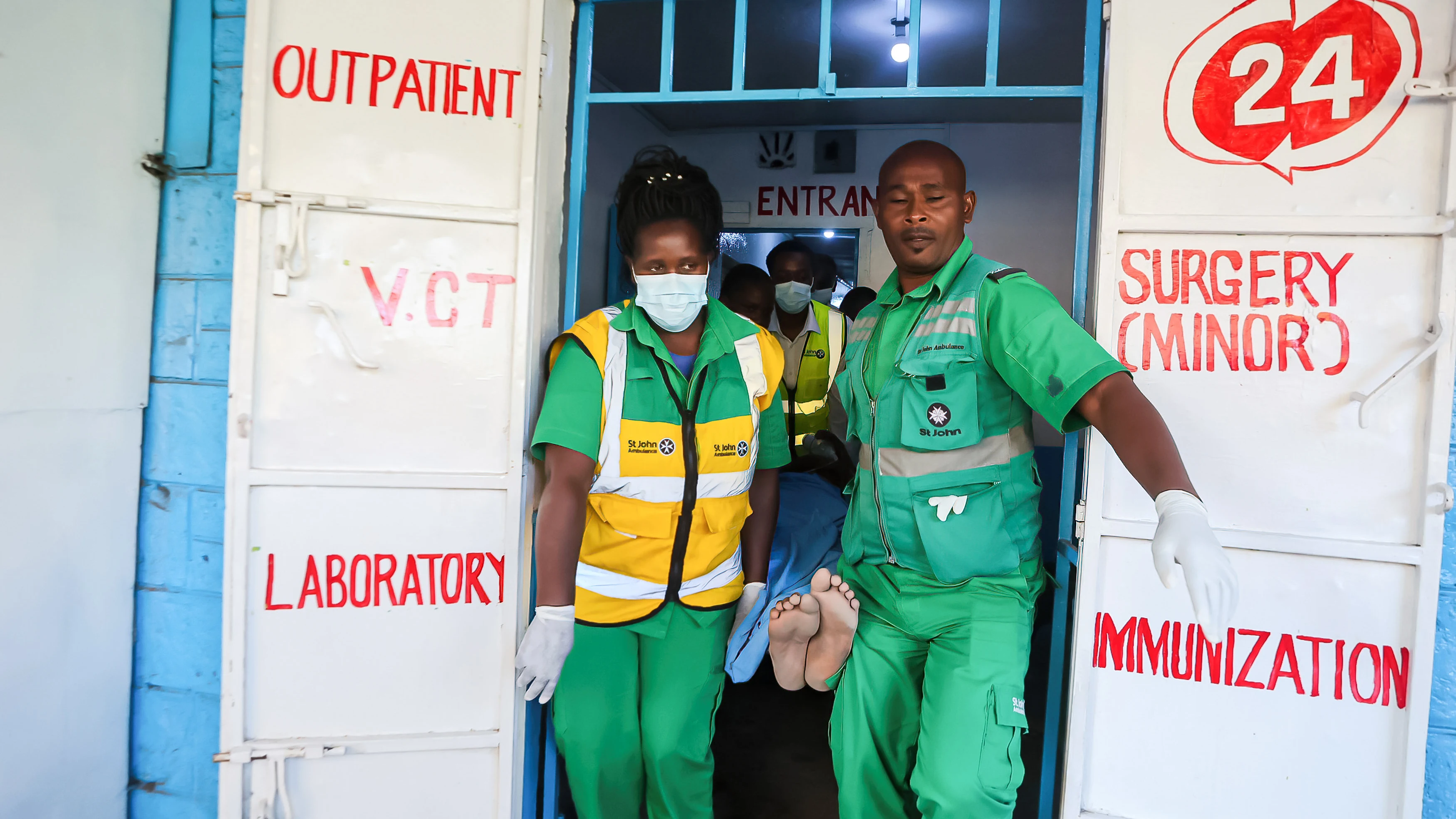Trabajadores del servicio de emergencias St. Johnís Ambulance en Kenia, en una imagen de archivo.
