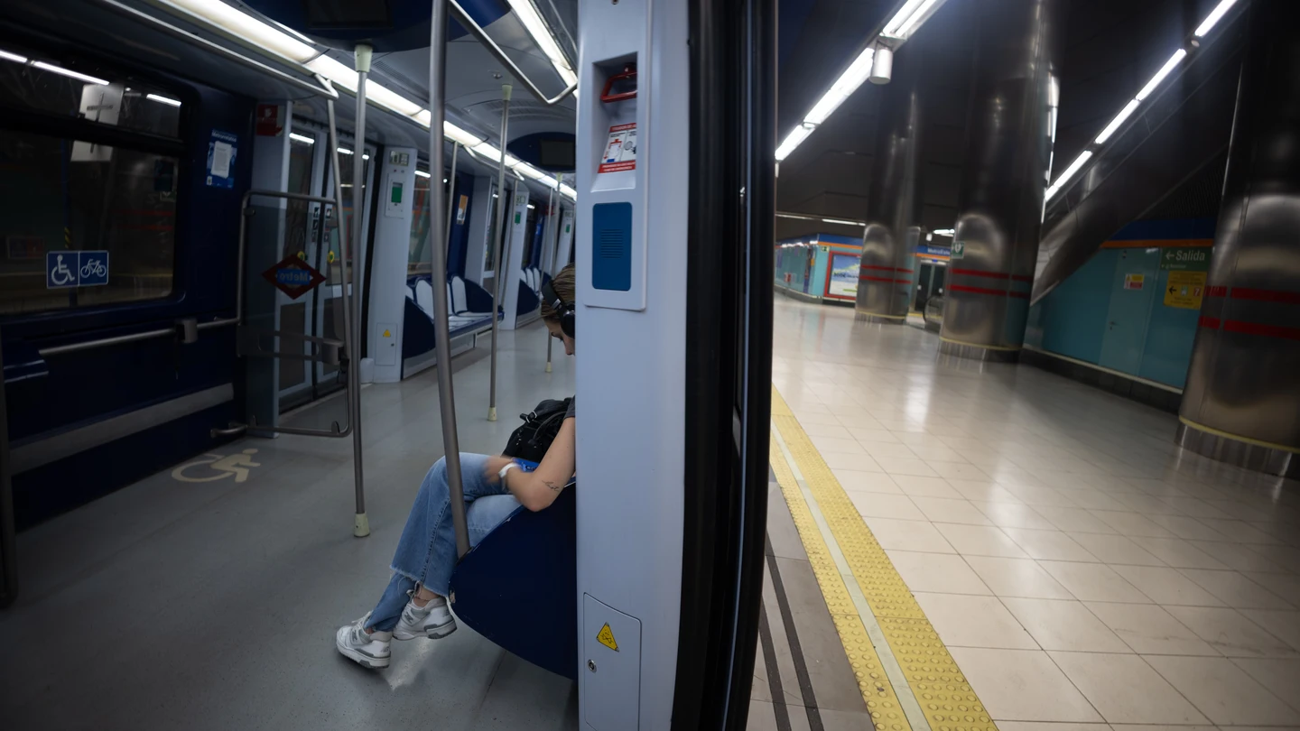 Anden de la línea 7 en la Estación de San Fernando, a 8 de julio de 2024, en San Fernando de Henares, Madrid (España). Anden de la línea 7 en la Estación de San Fernando, a 8 de julio de 2024, en San Fernando de Henares, Madrid (España).