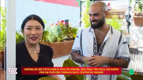 Jiaping visita un piso en el centro de Madrid que cuesta 590 euros al mes: "Mi vecino paga 1.500 por 20 metros más" La reportera ha salido a la calle para conocer cuánto paga la gente por su alquiler y ha tenido la oportunidad de visitar el piso de Adrián, un chico que vive en un estudio en el centro de Madrid con sus dos perritos.