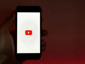 YouTube será capaz de detectar canciones y caras generadas por IA YouTube será capaz de detectar canciones y caras generadas por IA