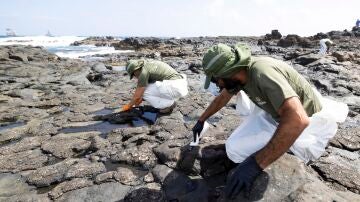 Preocupación por la "gran mancha" de fuel en el puerto de Las Palmas: cuatro playas del Telde permanecerán cerradas