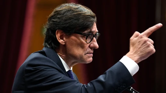 El presidente de la Generalitat, Salvador Illa, interviene durante el primer pleno del nuevo periodo de sesiones de la cámara catalana, donde comparece este jueves para dar cuenta de la composición de su gobierno. El presidente de la Generalitat, Salvador Illa, interviene durante el primer pleno del nuevo periodo de sesiones de la cámara catalana, donde comparece este jueves para dar cuenta de la composición de su gobierno.