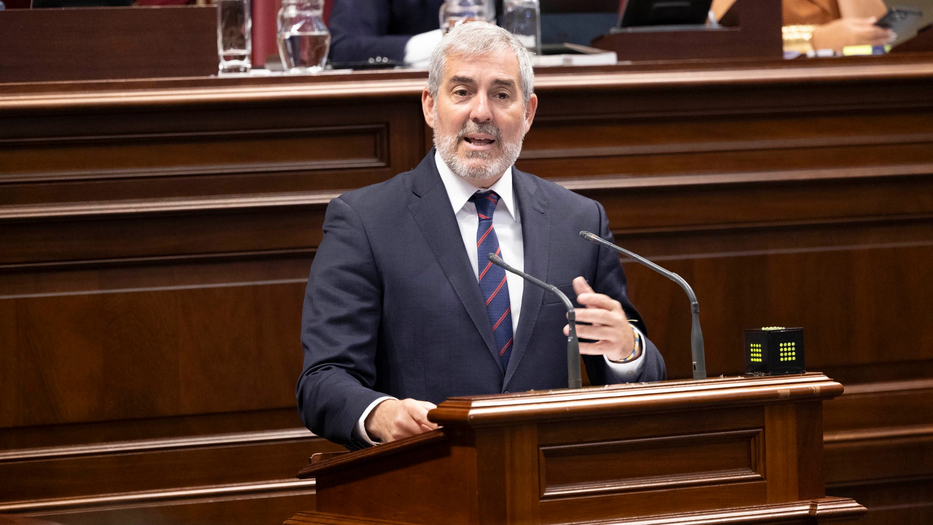 El presidente de Canarias, Fernando Clavijo, durante su intervención ante el pleno del Parlamento en el que se ha debatido sobre la situación migratoria de Canarias. 