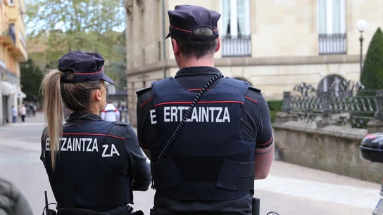 Dos agentes de la Ertzaintza, en una imagen de recurso Dos agentes de la Ertzaintza, en una imagen de recurso