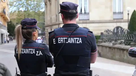 Dos agentes de la Ertzaintza, en una imagen de recurso Dos agentes de la Ertzaintza, en una imagen de recurso