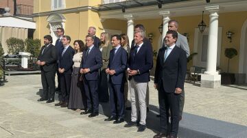 Los barones del PP y Feijóo, en la foto de familia a su llegada a la cumbre