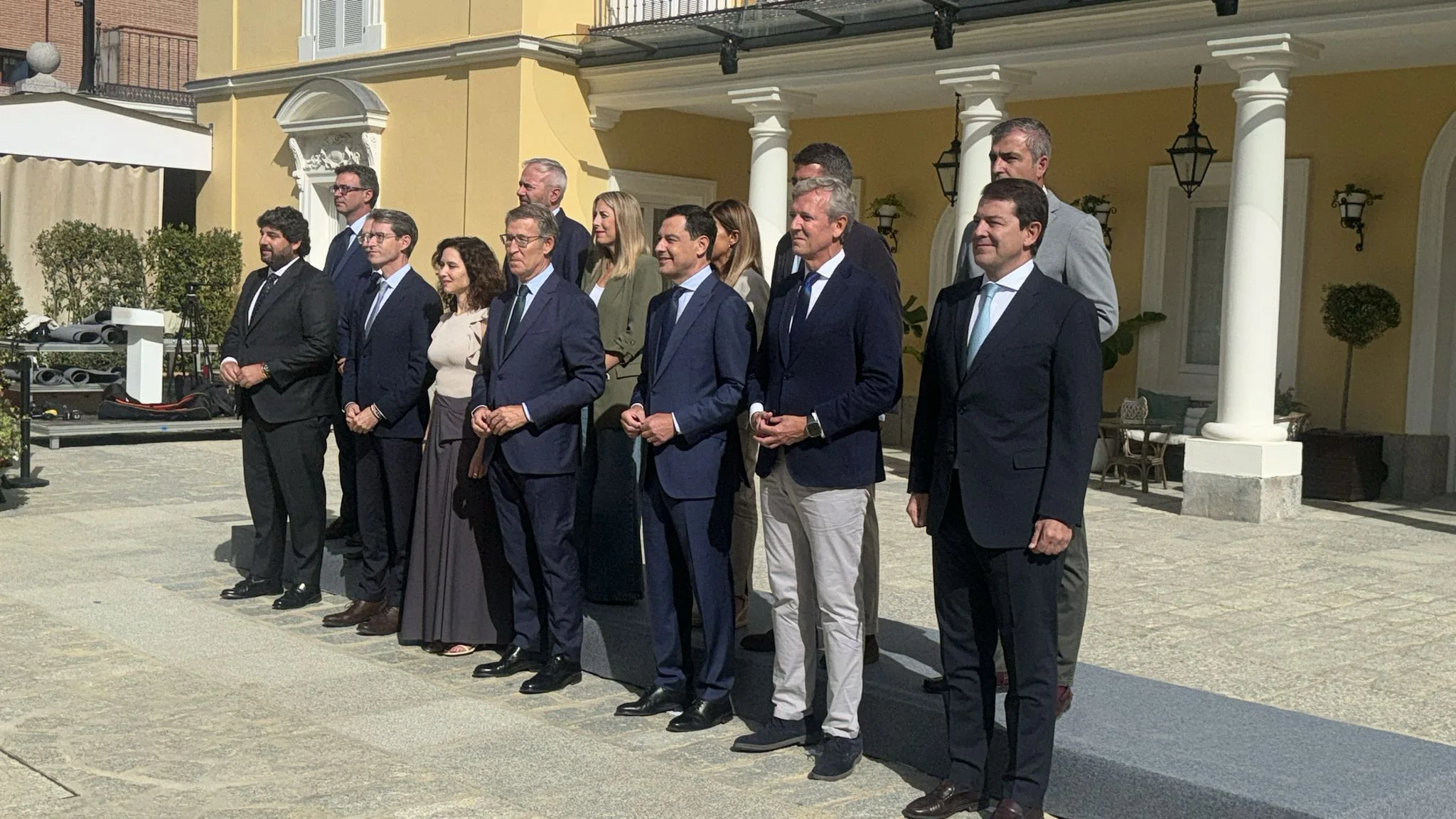 Los barones del PP y Feijóo, en la foto de familia a su llegada a la cumbre