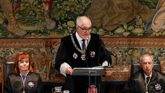 l presidente del Tribunal Constitucional, Cándido Conde-Pumpido, da un discurso mientras preside el acto de toma de posesión como magistrado de José María Macías l presidente del Tribunal Constitucional, Cándido Conde-Pumpido, da un discurso mientras preside el acto de toma de posesión como magistrado de José María Macías