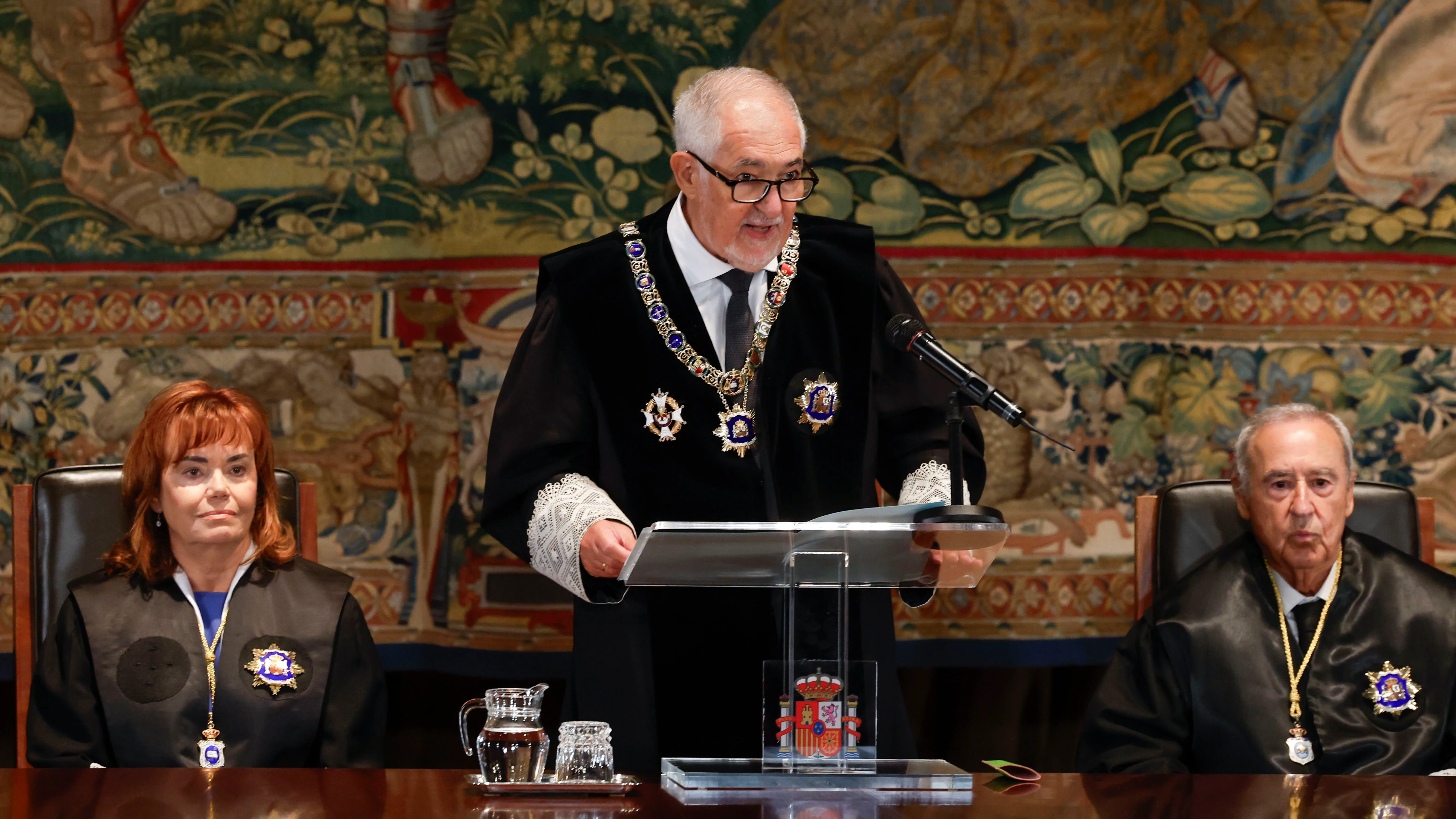 l presidente del Tribunal Constitucional, Cándido Conde-Pumpido, da un discurso mientras preside el acto de toma de posesión como magistrado de José María Macías