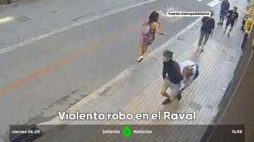 Un ladrón arrastra a una anciana por el suelo para robarle en el barrio del Raval de Barcelona