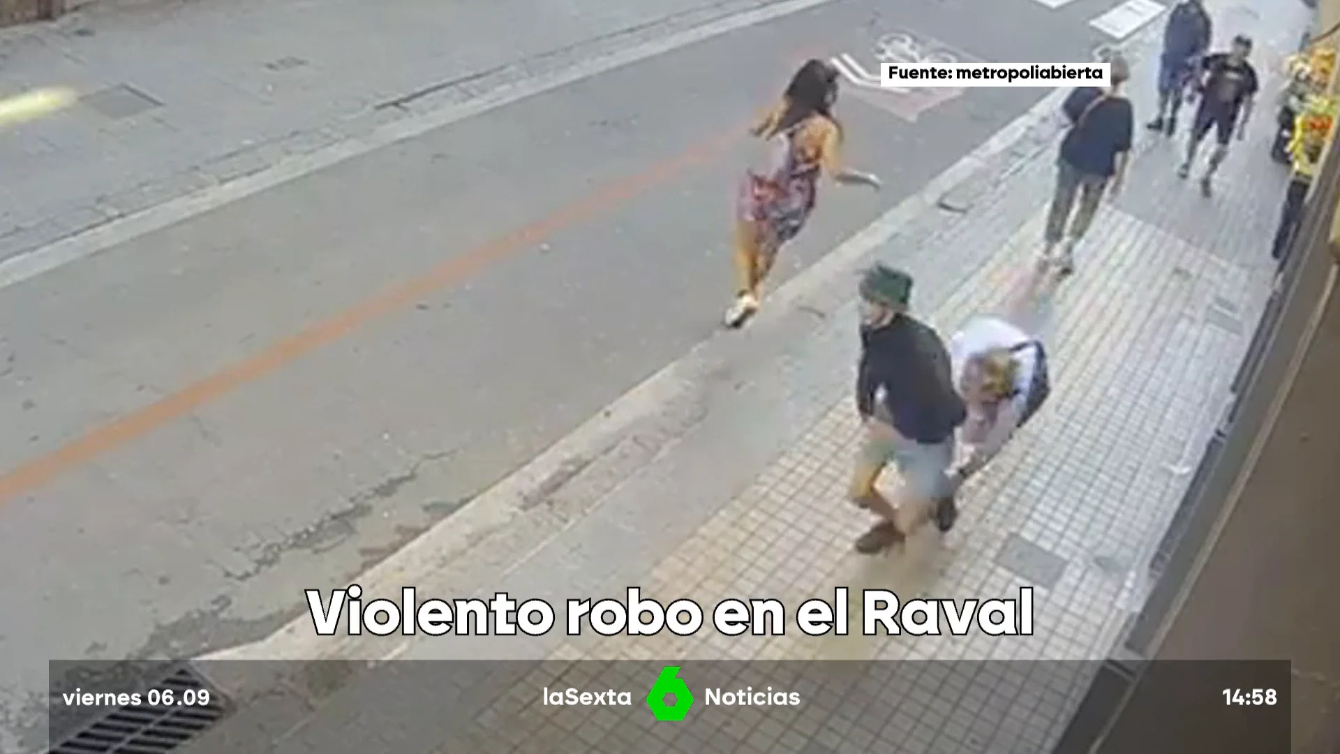 Un ladrón arrastra a una anciana por el suelo para robarle en el barrio del Raval de Barcelona