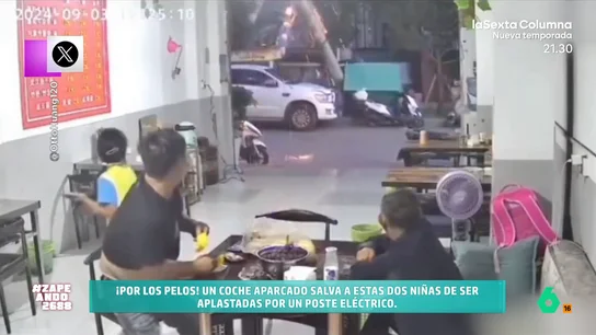 Un coche aparcado salva a dos niñas de ser aplastadas por un poste eléctrico Las niñas caminaban tranquilas por la calle cuando vieron como un poste se precipitaba hacia ellas. Comenzaron a correr pero la presencia de un coche es lo único que evitar que el pesado trozo de madera termine haciéndoles daño.
