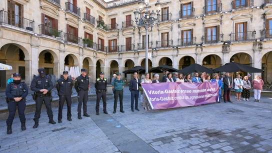 Representantes institucionales se concentran este sábado en Vitoria para condenar el apuñalamiento de la mujer de 76 años por su marido Representantes institucionales se concentran este sábado en Vitoria para condenar el apuñalamiento de la mujer de 76 años por su marido