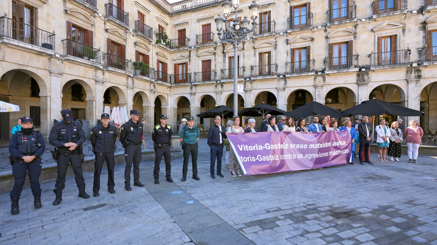 Representantes institucionales se concentran este sábado en Vitoria para condenar el apuñalamiento de la mujer de 76 años por su marido Representantes institucionales se concentran este sábado en Vitoria para condenar el apuñalamiento de la mujer de 76 años por su marido