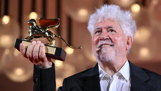 Almodóvar recoge el León de Oro en el Festival de Venecia Almodóvar recoge el León de Oro en el Festival de Venecia