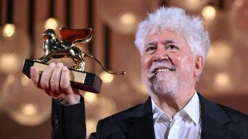 Almodóvar recoge el León de Oro en el Festival de Venecia