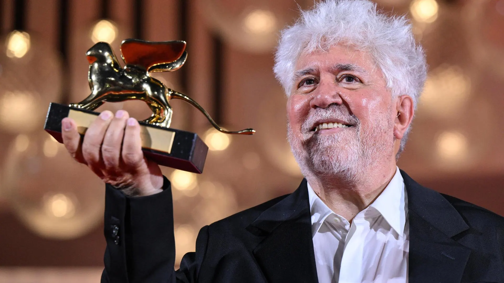 Almodóvar recoge el León de Oro en el Festival de Venecia