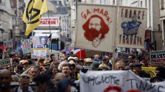 Miles de personas protestan en París por el nombramiento de Michel Barnier como primer ministro de Francia Miles de personas protestan en París por el nombramiento de Michel Barnier como primer ministro de Francia