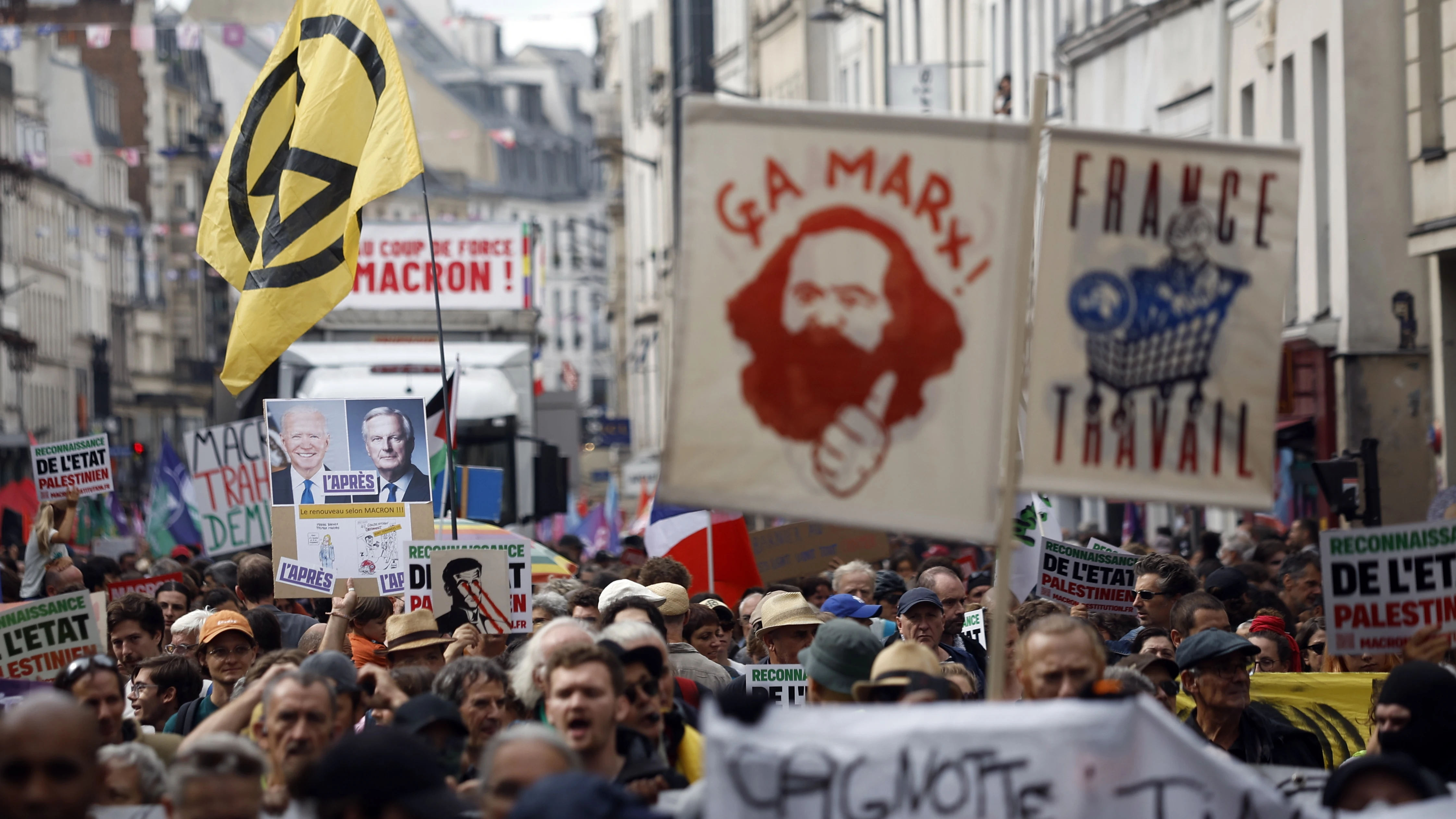 Miles de personas protestan en París por el nombramiento de Michel Barnier como primer ministro de Francia