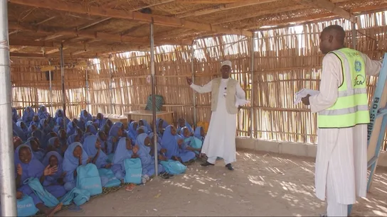 Menores siendo ayudados por una ONG Menores siendo ayudados por una ONG