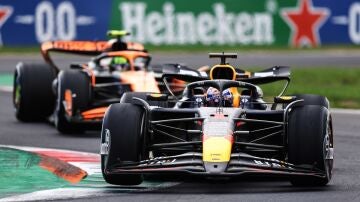 Max Verstappen, por delante de un McLaren