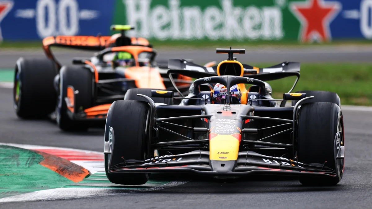 Max Verstappen, por delante de un McLaren