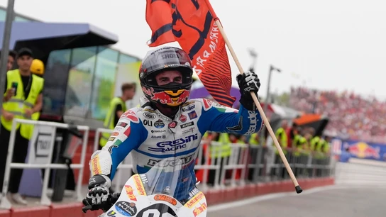 Marc Márquez, con la bandera del 93 Marc Márquez, con la bandera del 93