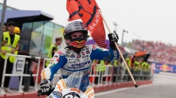 Marc Márquez, con la bandera del 93