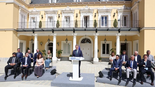 El líder del PP, Alberto Núñez Feijóo, rodeado de sus barones territoriales en el Palacio de los Duques de Pastrana El líder del PP, Alberto Núñez Feijóo, rodeado de sus barones territoriales en el Palacio de los Duques de Pastrana