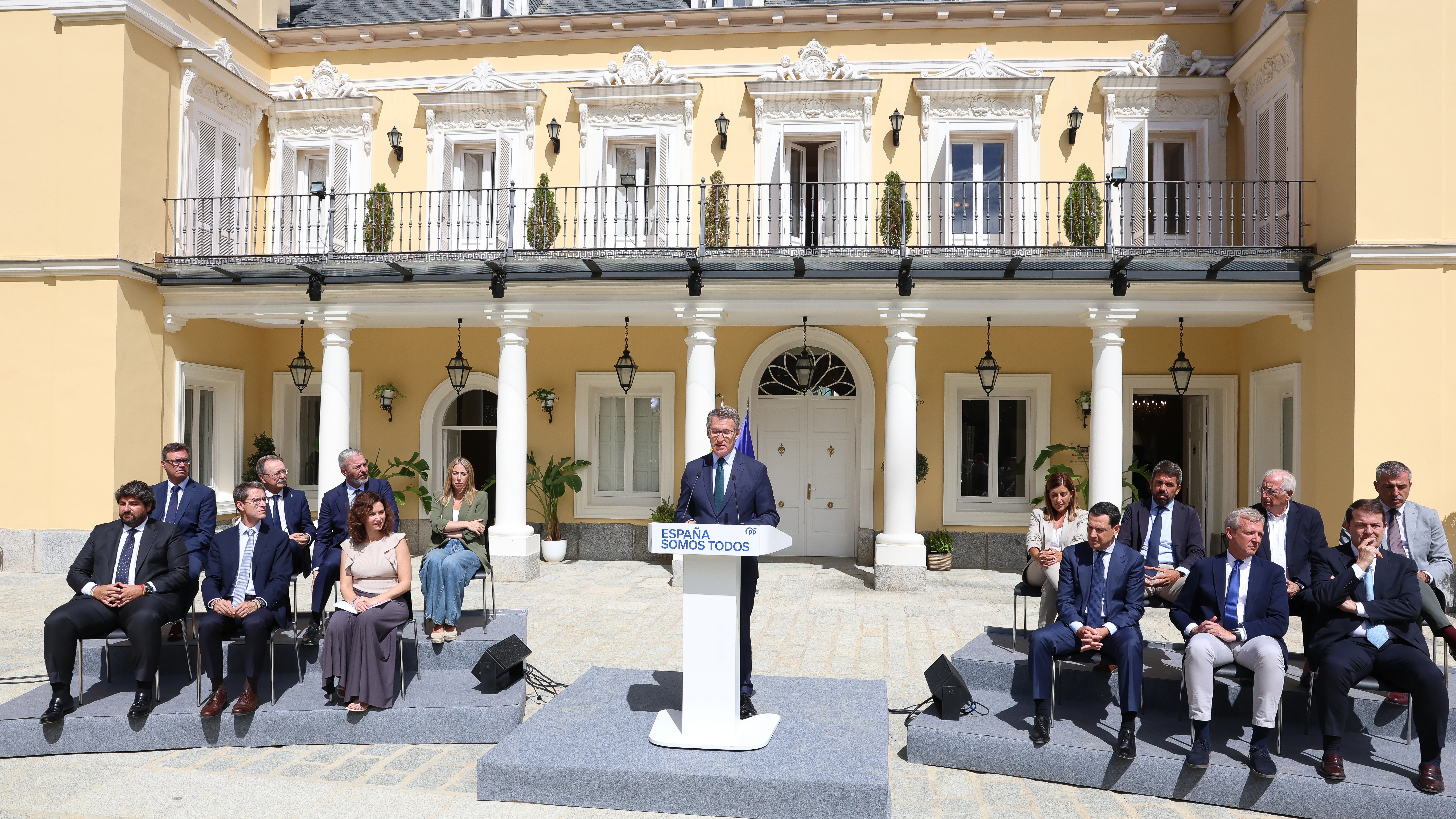 El líder del PP, Alberto Núñez Feijóo, rodeado de sus barones territoriales en el Palacio de los Duques de Pastrana