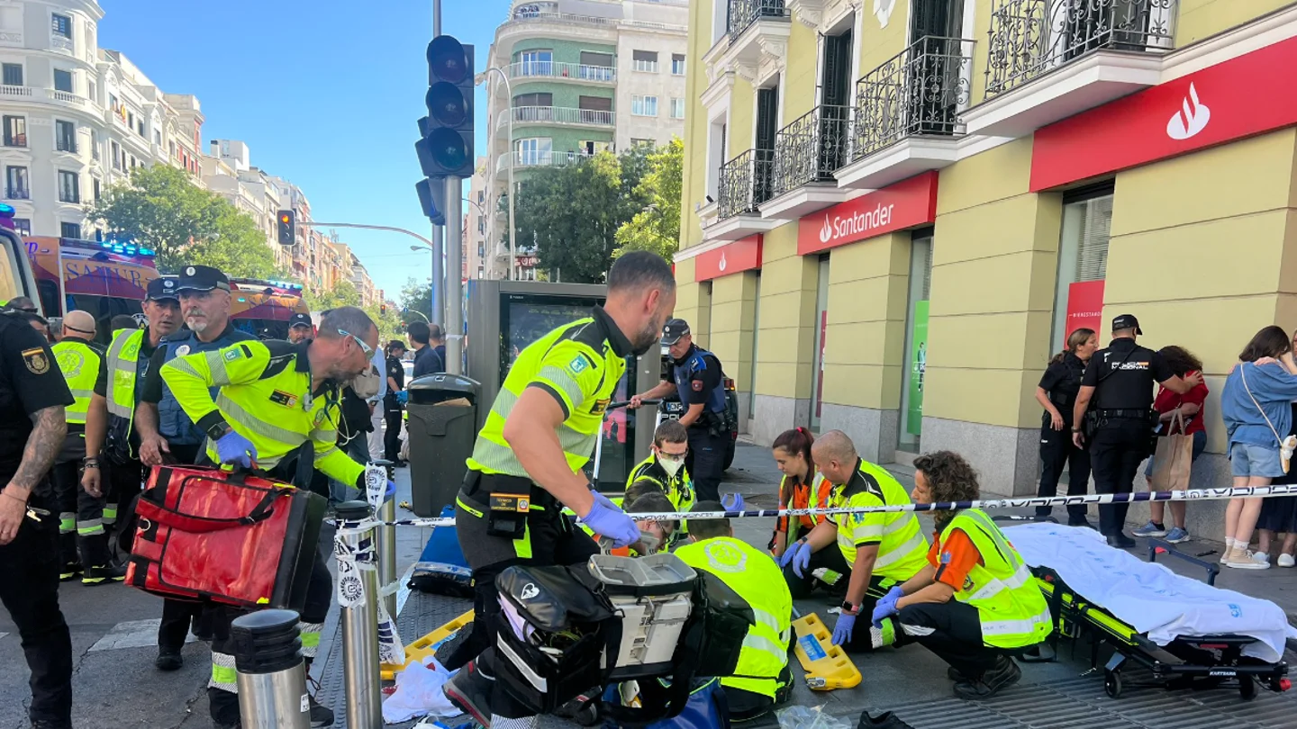Efectivos de Emergencias Madrid atienden a los heridos en un atropello múltiple por un coche de Policía Efectivos de Emergencias Madrid atienden a los heridos en un atropello múltiple por un coche de Policía