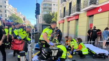 Efectivos de Emergencias Madrid atienden a los heridos en un atropello múltiple por un coche de Policía