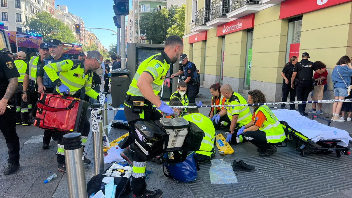 Efectivos de Emergencias Madrid atienden a los heridos en un atropello múltiple por un coche de Policía