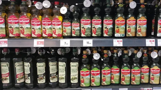 Imagen de archivo de botellas de aceite de oliva en un supermercado de Madrid. Imagen de archivo de botellas de aceite de oliva en un supermercado de Madrid.