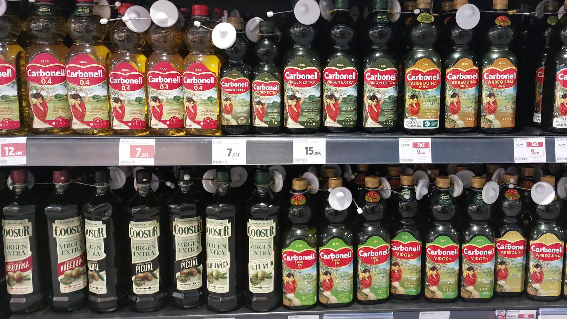 Imagen de archivo de botellas de aceite de oliva en un supermercado de Madrid.