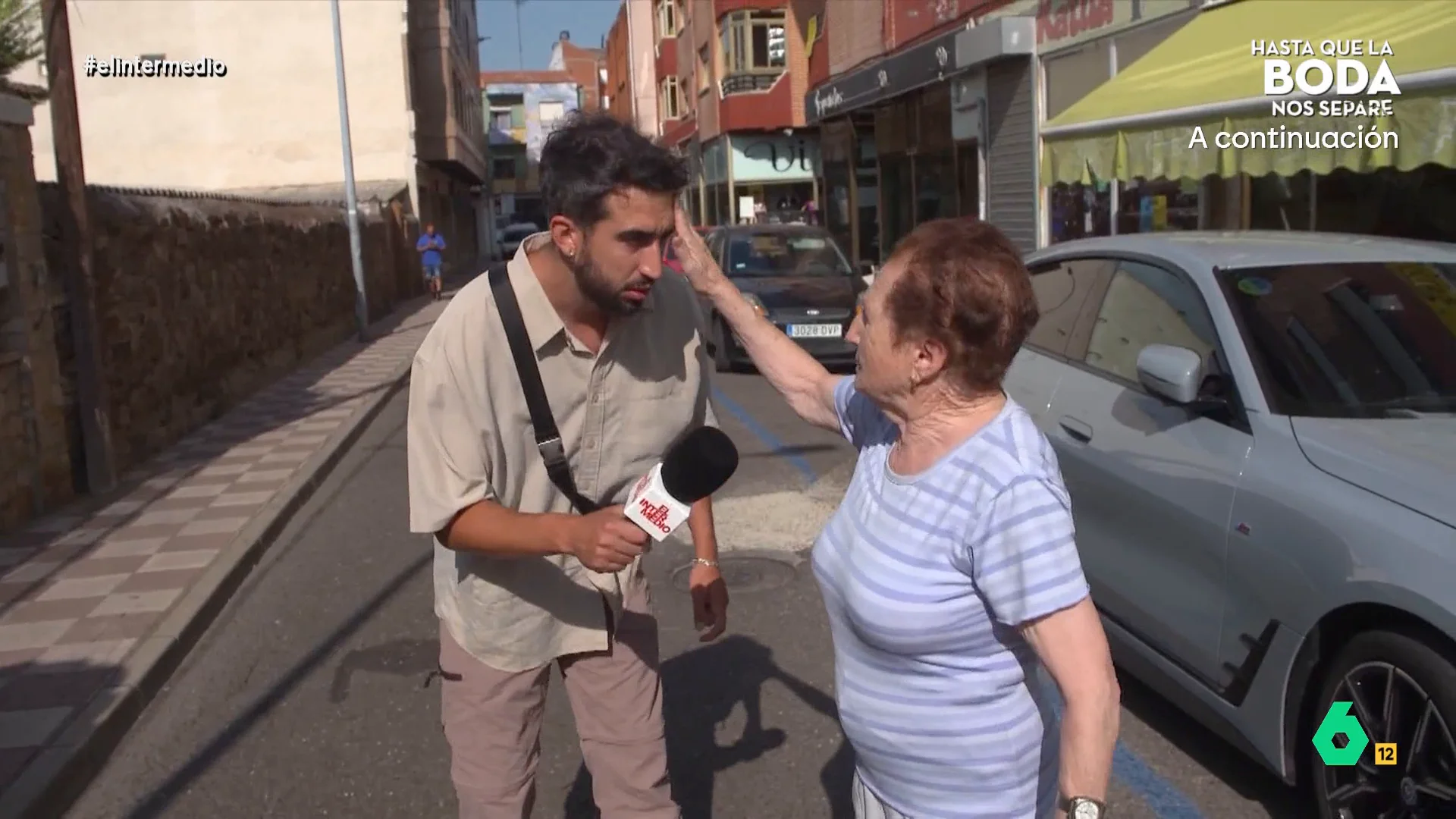El reportero ha visitado La Bañeza para conocer los murales que decoran sus calles. Durante su paseo conoce a Felisa, una vecina de la zona que le cuenta qué opina sobre las obras de arte urbano que hay en su pueblo. 