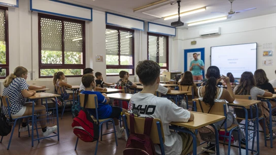 Alumnos del CEIP Escritor Alfonso Grosso durante el primer día de colegio. A 12 de septiembre de 2022, en Sevilla (Andalucía, España). Alumnos del CEIP Escritor Alfonso Grosso durante el primer día de colegio. A 12 de septiembre de 2022, en Sevilla (Andalucía, España).