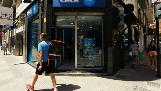 Un hombre pasa por la primera tienda de DIGI, a 10 de junio de 2024, en Murcia, Región de Murcia (España). Un hombre pasa por la primera tienda de DIGI, a 10 de junio de 2024, en Murcia, Región de Murcia (España).