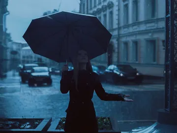 Mujer bajo la lluvia Mujer bajo la lluvia