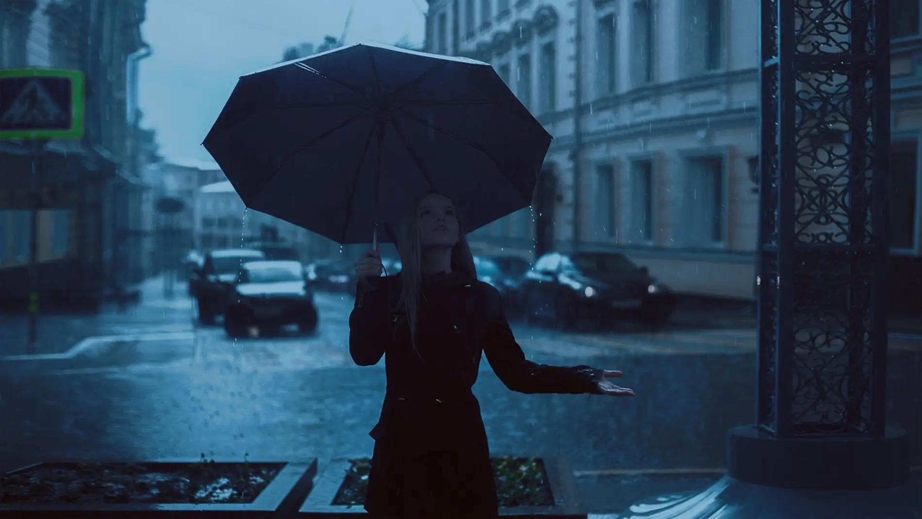 Mujer bajo la lluvia Mujer bajo la lluvia