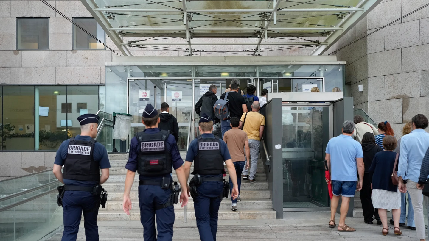 Policías en Aviñón donde se juzga a Dominique Pelicot por drogar a su mujer para que otros hombres la violaran Policías en Aviñón donde se juzga a Dominique Pelicot por drogar a su mujer para que otros hombres la violaran