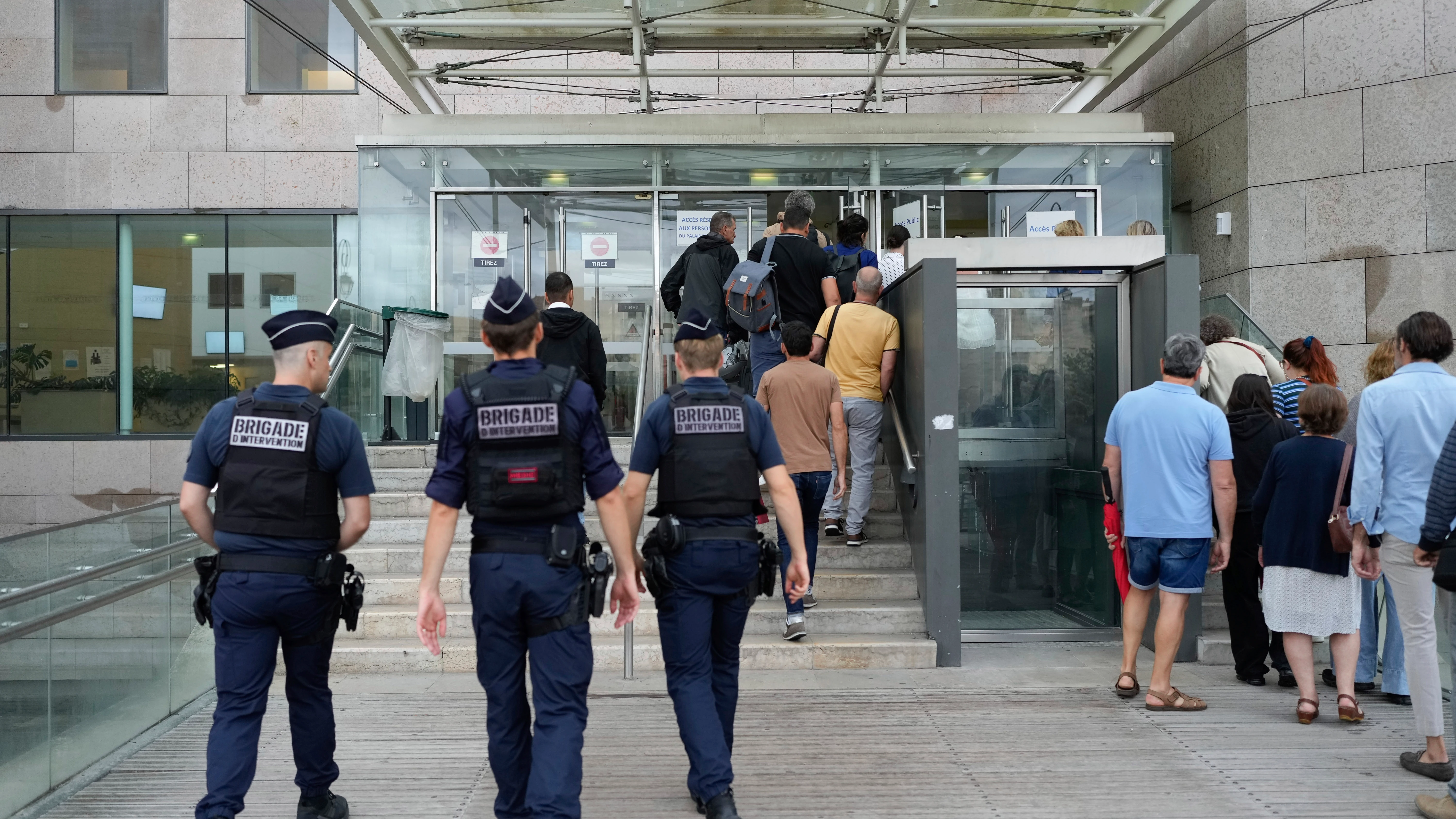 Policías en Aviñón donde se juzga a Dominique Pelicot por drogar a su mujer para que otros hombres la violaran