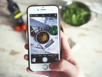 Móvil fotografiando comida Móvil fotografiando comida