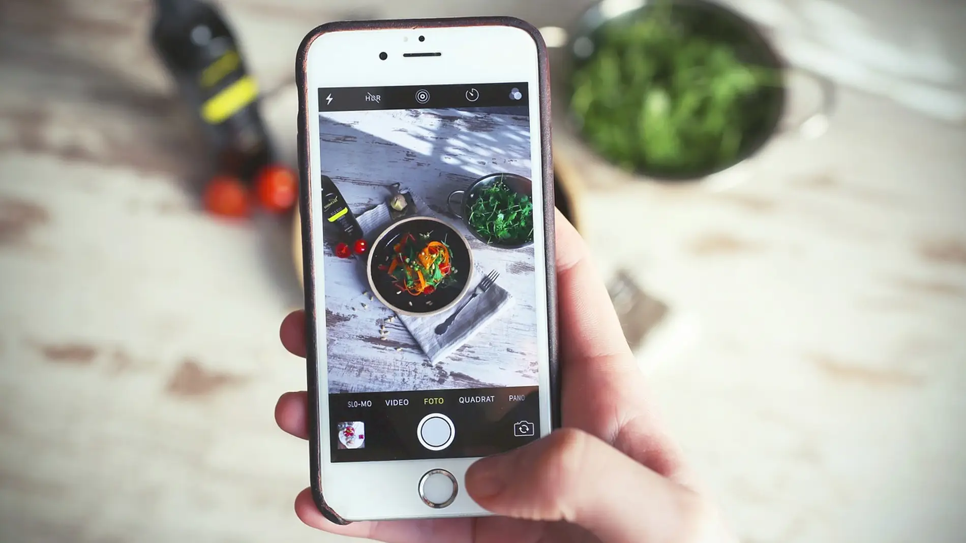 Móvil fotografiando comida Móvil fotografiando comida