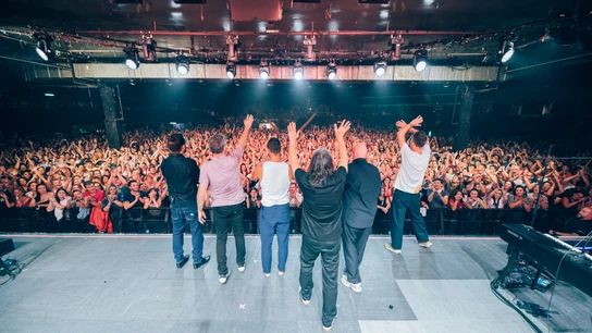 El grupo de música Vetusta Morla saluda al finalizar el primer concierto en la Riviera (Madrid) antes de su despedida. El grupo de música Vetusta Morla saluda al finalizar el primer concierto en la Riviera (Madrid) antes de su despedida.