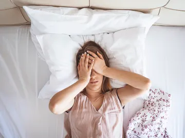 Mujer cansada en la cama Mujer cansada en la cama