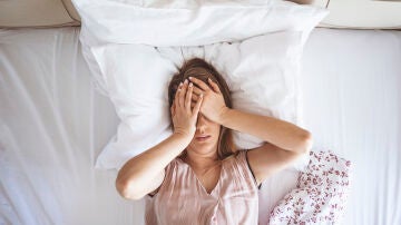 Mujer cansada en la cama