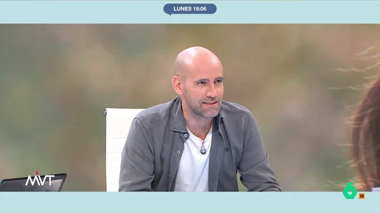 El 'enfado' de Gonzalo Miró por acudir a Más Vale Tarde "el único día que no se come" El colaborador manifiesta que está negociando los días en los que acude al programa ya que, cuando él está, nunca hay merienda.