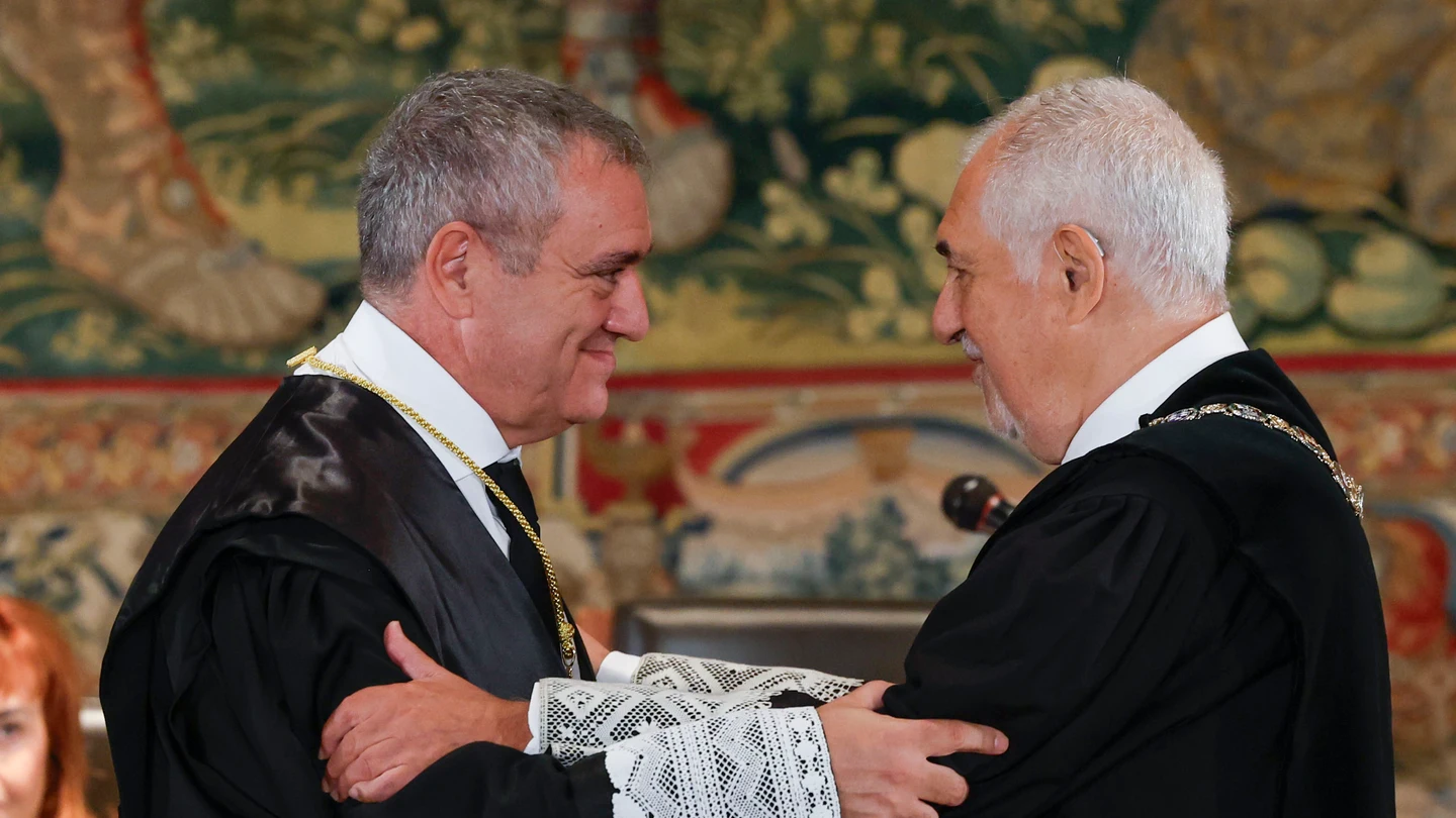 El magistrado José María Macías (i), toma posesión como nuevo miembro del Tribunal Constitucional El magistrado José María Macías (i), toma posesión como nuevo miembro del Tribunal Constitucional
