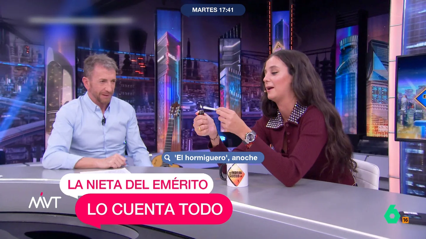 Iñaki López, 'fan' de las bromas de Victoria Federica "¿Y me decís que ha cumplido 24? Bien", ironiza Iñaki López al ver a Victoria Federica confesando en 'El Hormiguero' que mete petardos en los cigarros de sus compañeros. "Si me hacen esto, es para abofetearle", apunta Cristina Pardo en este vídeo.